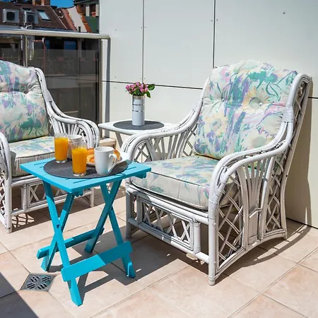 Colorful Studio With Balcony - Free Parking 公寓