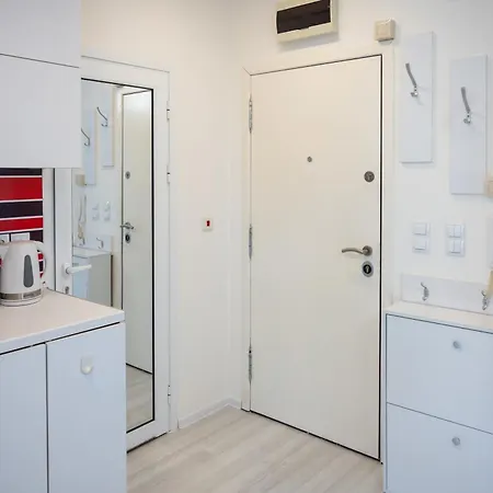 Colorful Studio With Balcony - Free Parking