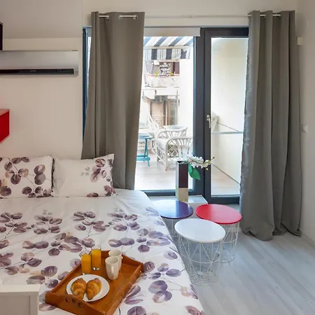 Colorful Studio With Balcony - Free Parking Apartment