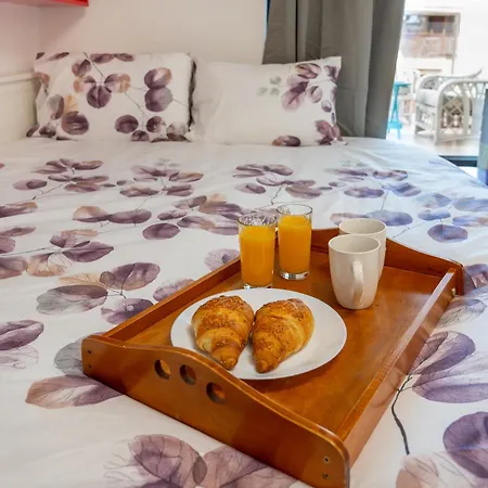 Colorful Studio With Balcony - Free Parking 아파트 *