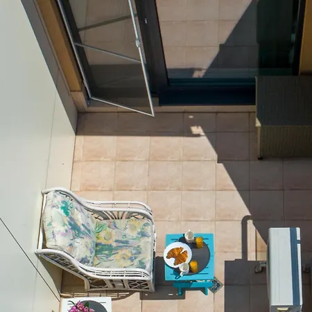 Colorful Studio With Balcony - Free Parking *