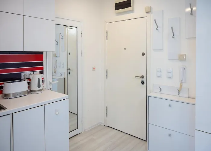 Colorful Studio With Balcony - Free Parking