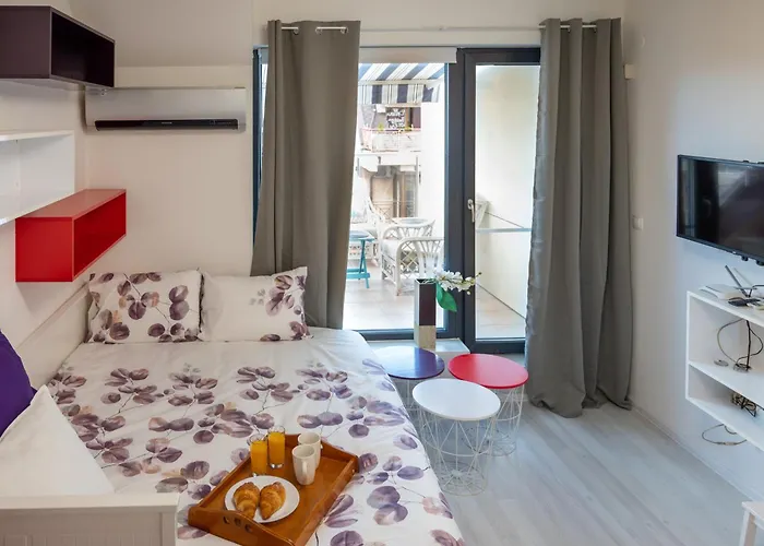 Colorful Studio With Balcony - Free Parking Apartament