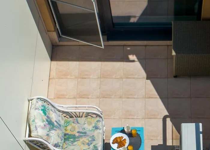 Colorful Studio With Balcony - Free Parking *