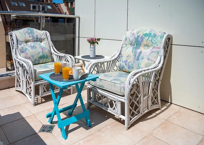 Colorful Studio With Balcony - Free Parking Apartment